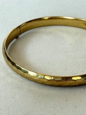 VINTAGE 14K SOLID YELLOW GOLD HAMMERED HINGED BANGLE BRACELET 8g 6mm 6.75"